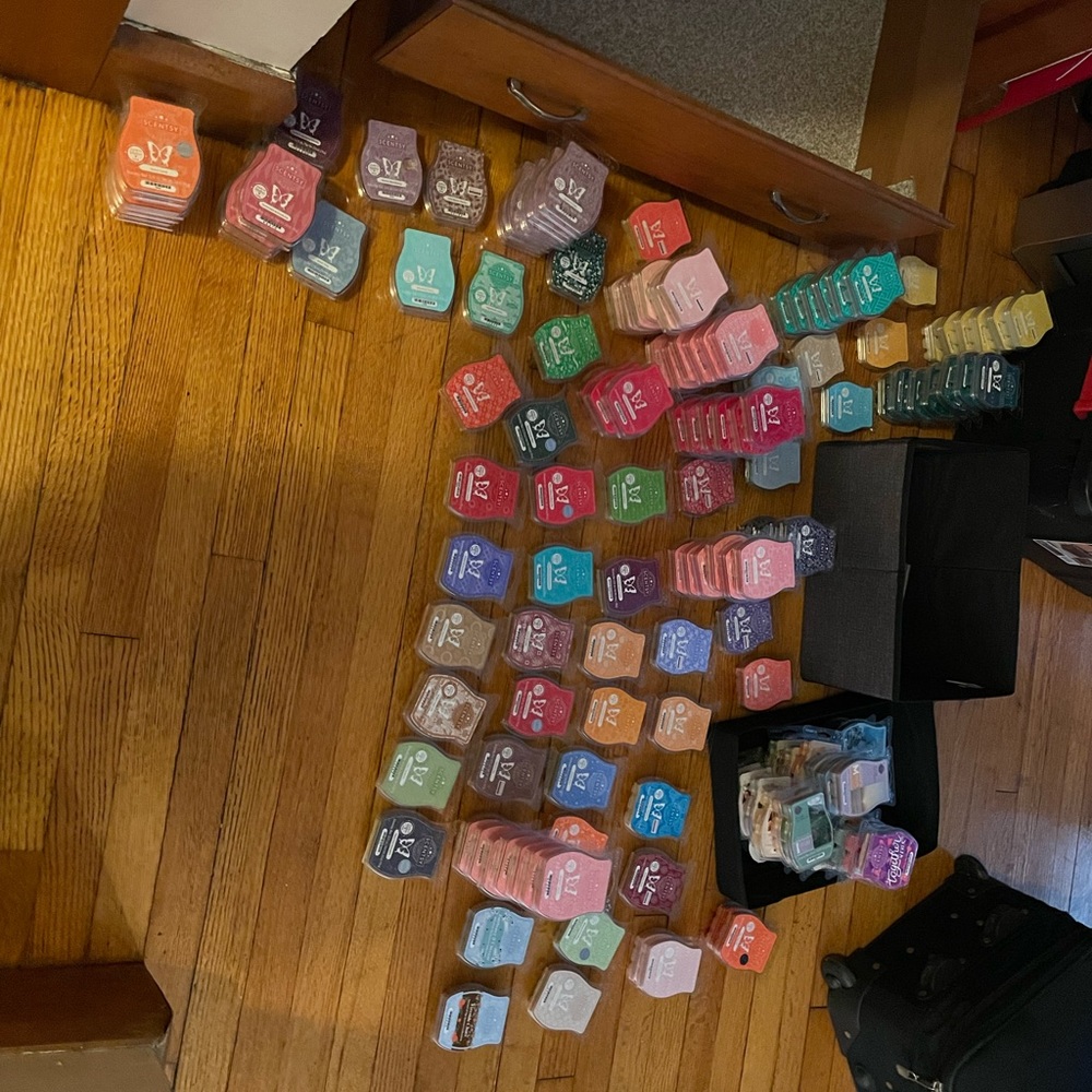 Choose 4 of your own bundle of Scentsy Wax Bars!